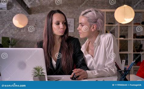 Duas Lésbica Novas No Escritório, Mulher Segura Que Põe.